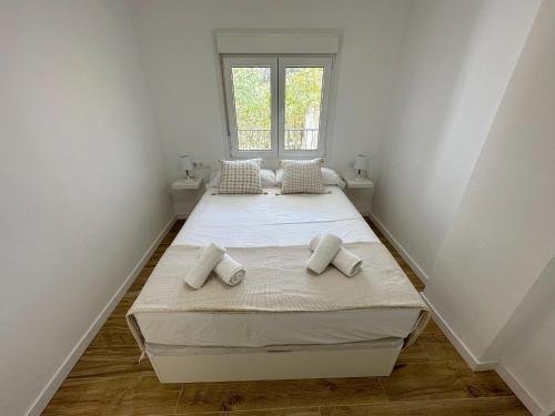 帕尔斯Apartamento Galiria, Pals的一间卧室设有两张床和窗户。