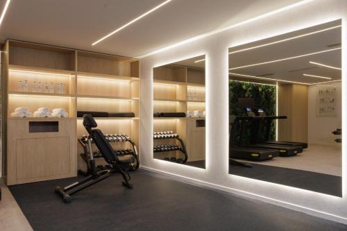 雅典LUX&EASY Signature Syggrou 234的一间设有镜子和椅子的健身房