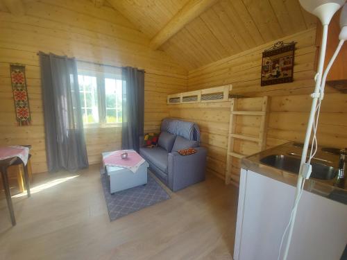 Hattfjelldalsmall camping cabbin with bathroom near by的小屋内配有沙发和水槽的房间