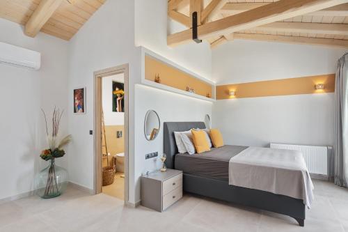 派莱卡斯Villa Tolena的一间卧室配有一张特大号床。