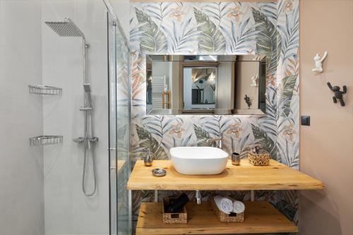 派莱卡斯Villa Tolena的一间带水槽和淋浴的浴室