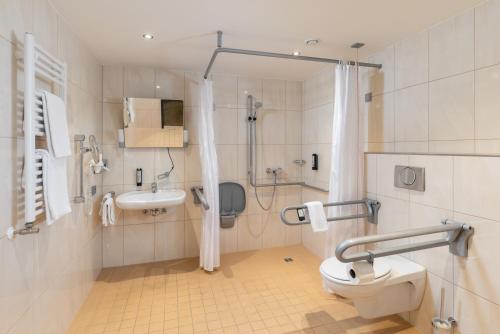 舍讷费尔德IntercityHotel Berlin Airport Area North的带淋浴、卫生间和盥洗盆的浴室