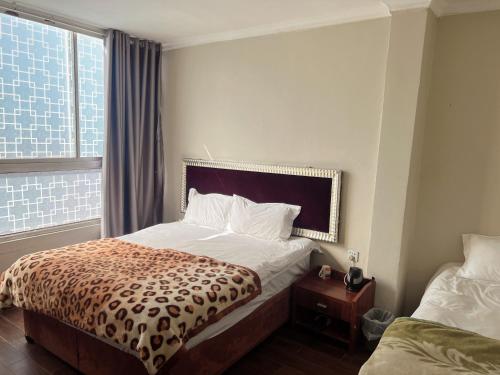 约翰内斯堡盛唐商务酒店的酒店客房设有床和窗户。