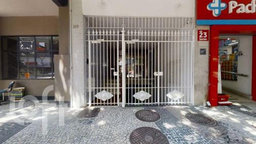 里约热内卢MARAVILHOSO QUARTO E SALA até 4 PESSOAS NO LEBLON na Av ATAULFO DE PAIVA的商店前的白色门