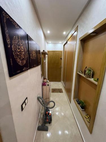 盖尼特拉Tajhiz alliance darna的走廊上设有步入式淋浴间