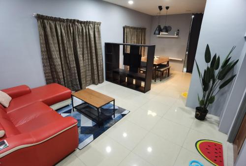 巴生Akmal Homestay Klang的客厅配有红色的沙发和桌子