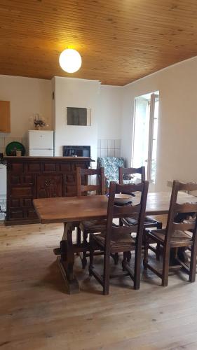 Gite de l'école的一间带木桌和椅子的用餐室
