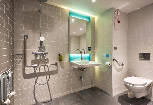 多维尔B&B HOTEL Deauville-Touques的带淋浴、卫生间和盥洗盆的浴室