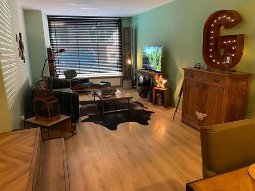 法尔肯堡Casa Verde Valkenburg的客厅配有沙发和桌子