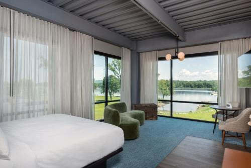 Coxsackievoco James Newbury Hudson Valley, an IHG Hotel的酒店客房设有一张床和一个大窗户