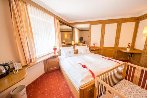 上施莱斯海姆祖姆选帝侯城堡公园酒店的一间卧室设有一张大床和一个窗户。