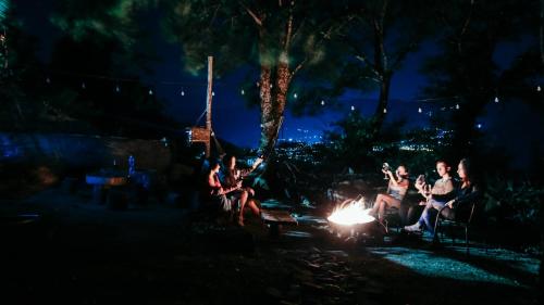 安布罗劳里Wine Space的一群人晚上坐在火炉旁