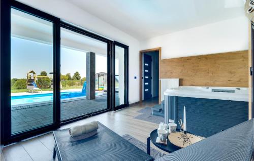 Amazing Home In Sedlarica With Sauna的一间带大窗户的客厅和一个游泳池