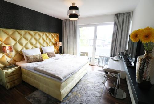 埃尔维特salinenparc Design Budget Hotel的一间卧室设有一张大床和一个窗户。