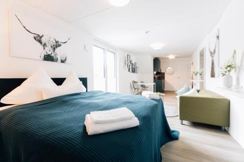 比勒费尔德New Living City Appartement的一间卧室配有一张床,上面有两条毛巾