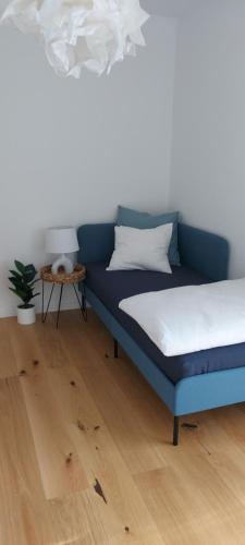 斯普利特Mint Apartment的铺有木地板的客房内的一张蓝色的床