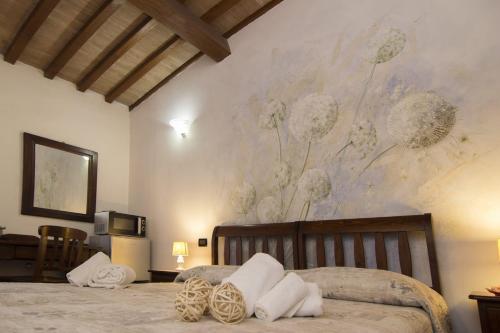 比萨La Locanda Di Giada e Giorgia的一间卧室配有一张壁画床