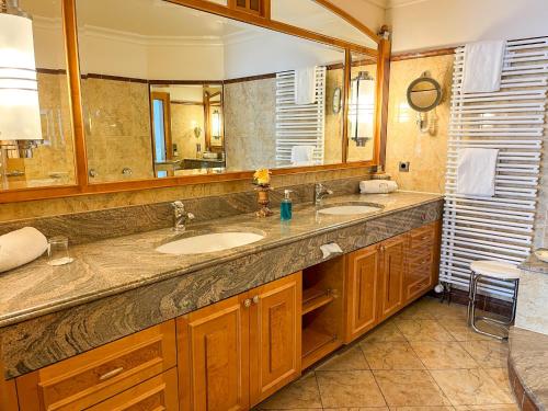 库克斯港斯坦乐酒店的一间带两个盥洗盆和大镜子的浴室