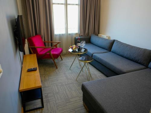 伊斯坦布尔Cihangir Residences的客厅配有蓝色的沙发和桌子