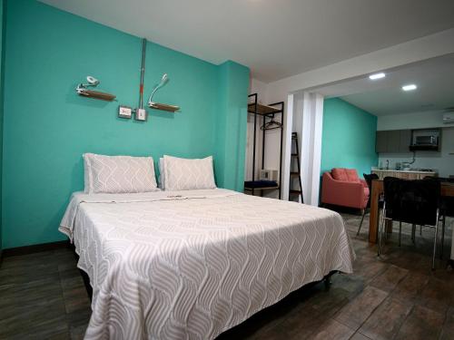麦德林CoLinkHouse Hotel的一间卧室设有一张蓝色墙壁的大床