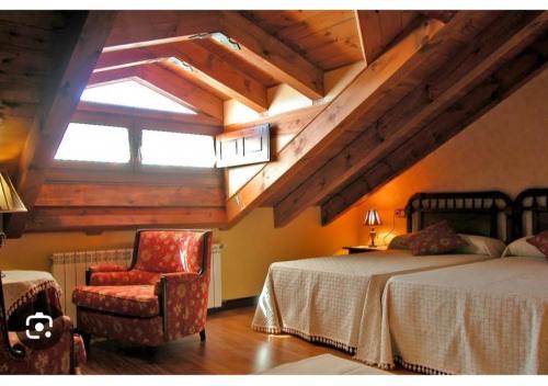 GarrayHotel la posada de Numancia的卧室配有床、椅子和窗户。