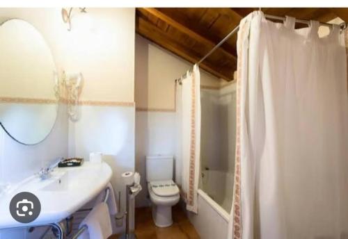 GarrayHotel la posada de Numancia的浴室配有白色水槽和卫生间。
