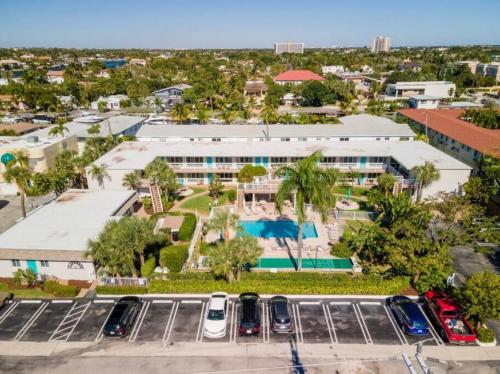 帕诺滩The Floranada Condo at Pompano Beach 9的大楼前停车场的空中景观