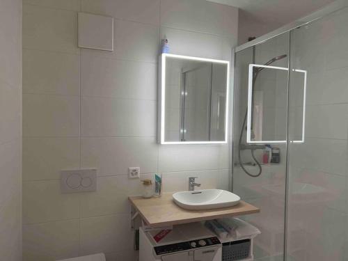 EcublensAppartement calme et lumineux de 2,5 pces proche Lausanne的白色的浴室设有水槽和镜子