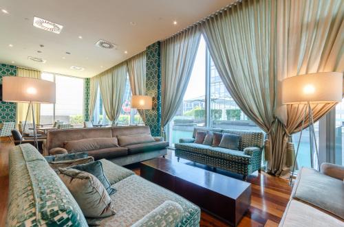 里斯本奥利斯普东方酒店的带沙发和大窗户的客厅