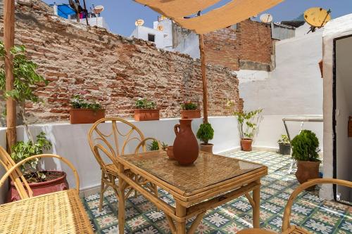丹吉尔Casa al Captane au Medina Tanger的一个带桌椅和砖墙的庭院