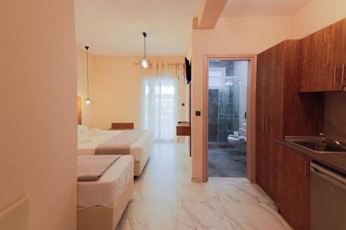奥林匹亚基·阿克蒂ELYSIUM - villa majken的酒店客房带两张床和一间浴室