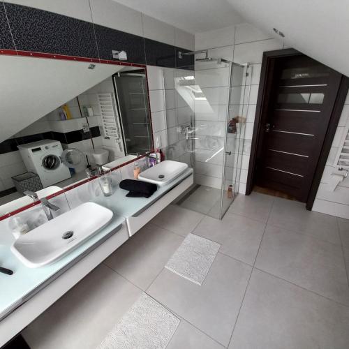 Castell的浴室配有2个盥洗盆和步入式淋浴间。
