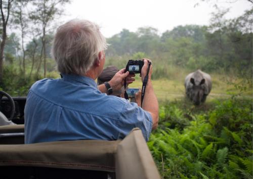 BardiyāTiger Tops Karnali Lodge的一位用相机拍大象照片的人
