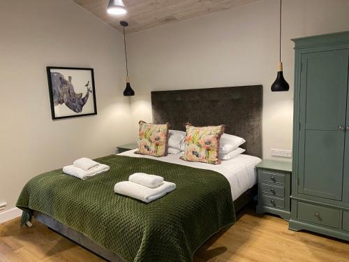 库珀Holly Berry Lodge with Hot Tub的一间卧室配有一张床,上面有两条毛巾