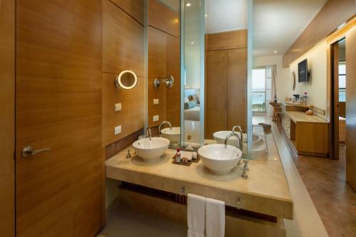 坎昆Beach Palace - All Inclusive的浴室设有2个水槽和镜子