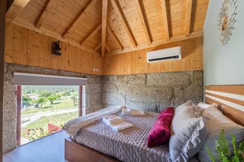 维埃拉·多米尼奥Quinta das Carvoeiras的一间卧室设有一张床和一个大窗户