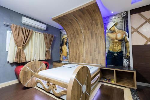 伊瓜苏Troia Motel的一间卧室配有一张木架床