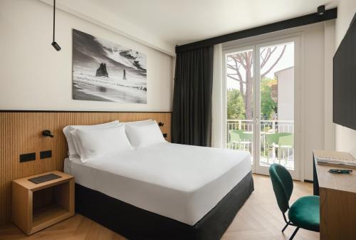 努马纳View Place & Spa的酒店客房设有床和窗户。
