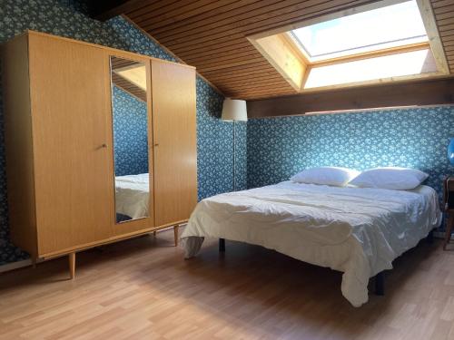 圣若里奥Saint-Jorioz Maison , vue montagnes, jardin clos , 8pers的一间卧室配有一张床和一个带镜子的梳妆台