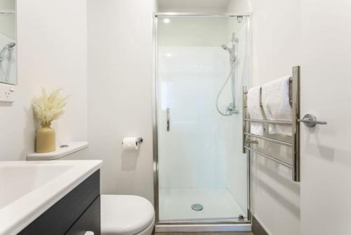 奥克兰Cosy Studio in Central Avondale - Netflix Wi-Fi的带淋浴、卫生间和盥洗盆的浴室