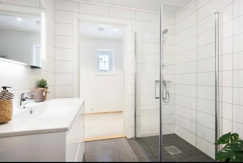 南涅斯塔Oslo airport 15的带淋浴和盥洗盆的白色浴室