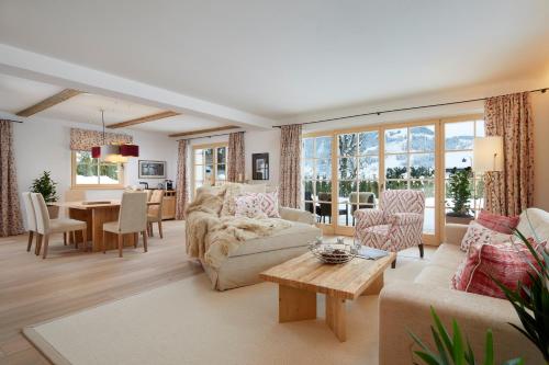 基茨比厄尔Tennerhof Luxury Chalets的客厅配有沙发和桌子