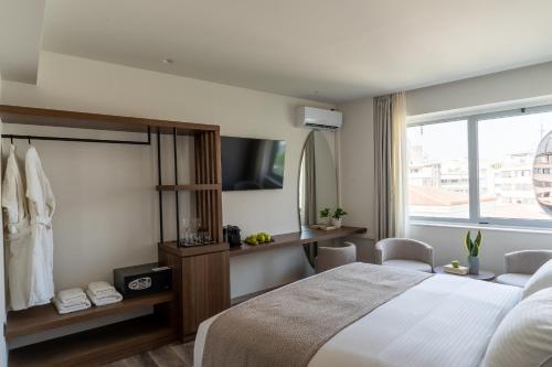 雅典Athens Design Suites的酒店客房设有床和窗户。