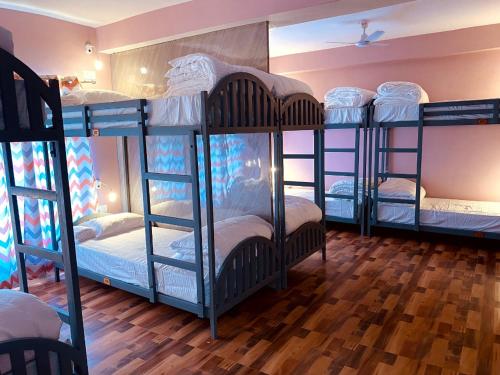 列城Milam Hostel的客房内的一组双层床