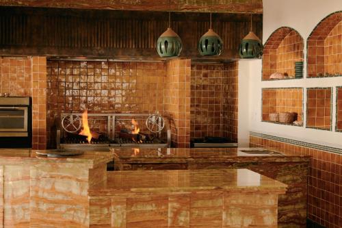 莫雷洛斯港Maroma, A Belmond Hotel, Riviera Maya的砖墙内带壁炉的厨房