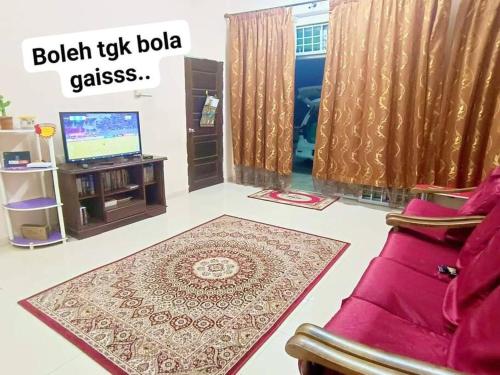 Hmsty D Hutan Kampung Alor Setar (Muslim)的带沙发和电视的客厅以及地毯。