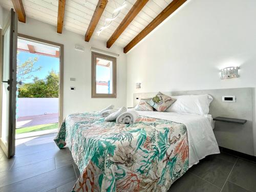 卡尔德杜Country & Beach Suites的一间卧室设有一张大床和大窗户