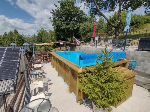 布拉迪斯拉发Spa & Pool Apartment Hotel - Restaurant VILLA IVICA的一个带木制甲板的大型游泳池