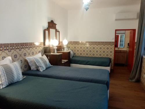 费雷拉杜阿连特茹Alentejo Cante & Vinho的一间酒店客房,房间内设有两张床