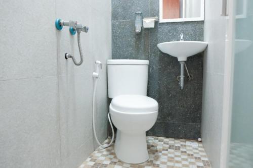 巴图OYO 1454 111 Residence的一间带卫生间和水槽的浴室